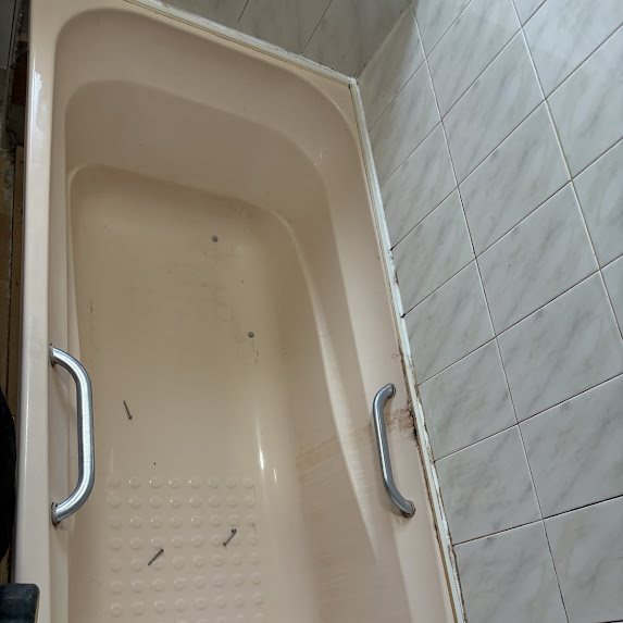 Bath inspected during an emergency leak call-out in Braunstone