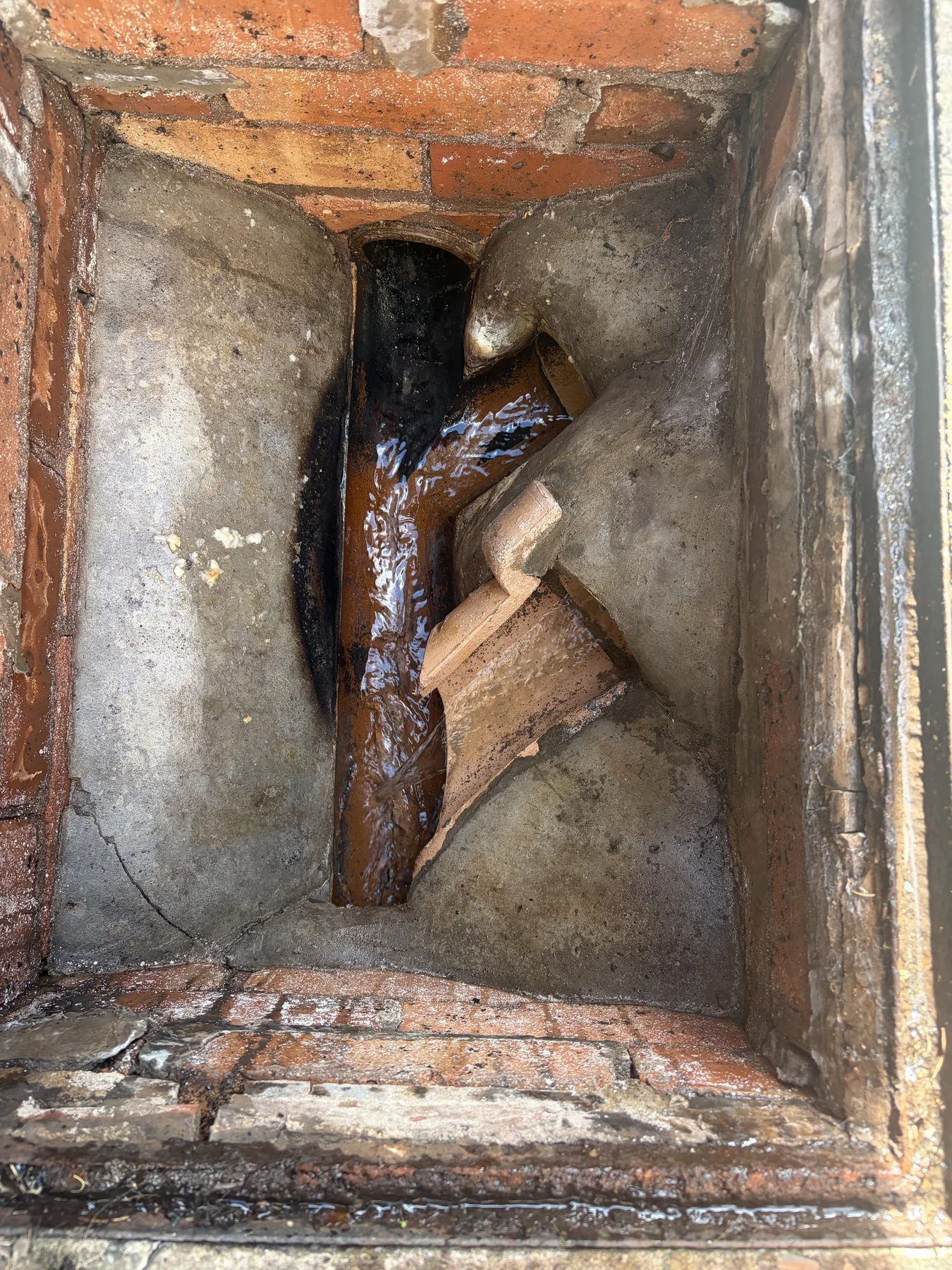 Main manhole flowing normally after a same-day blockage clearance in Broughton Astley